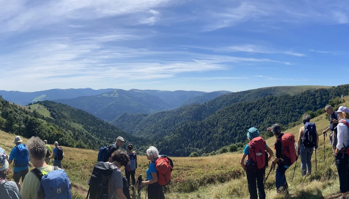 Wander:innen genießen den Blick in die Berge | © DAV Karlsruhe