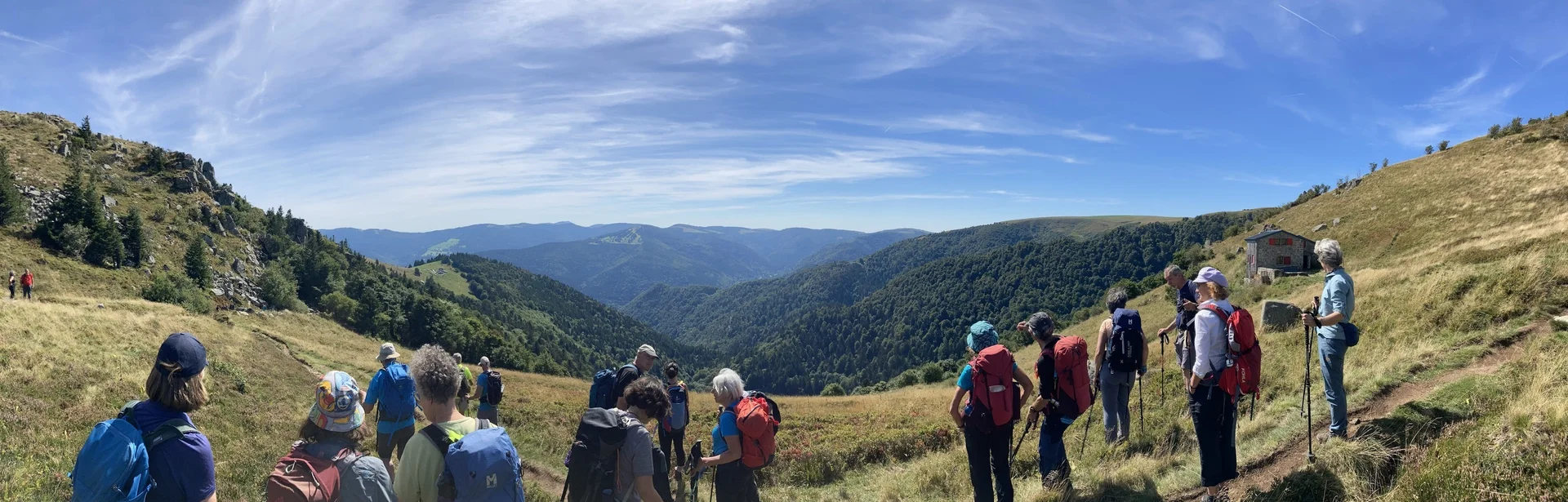Wander:innen genießen den Blick in die Berge | © DAV Karlsruhe