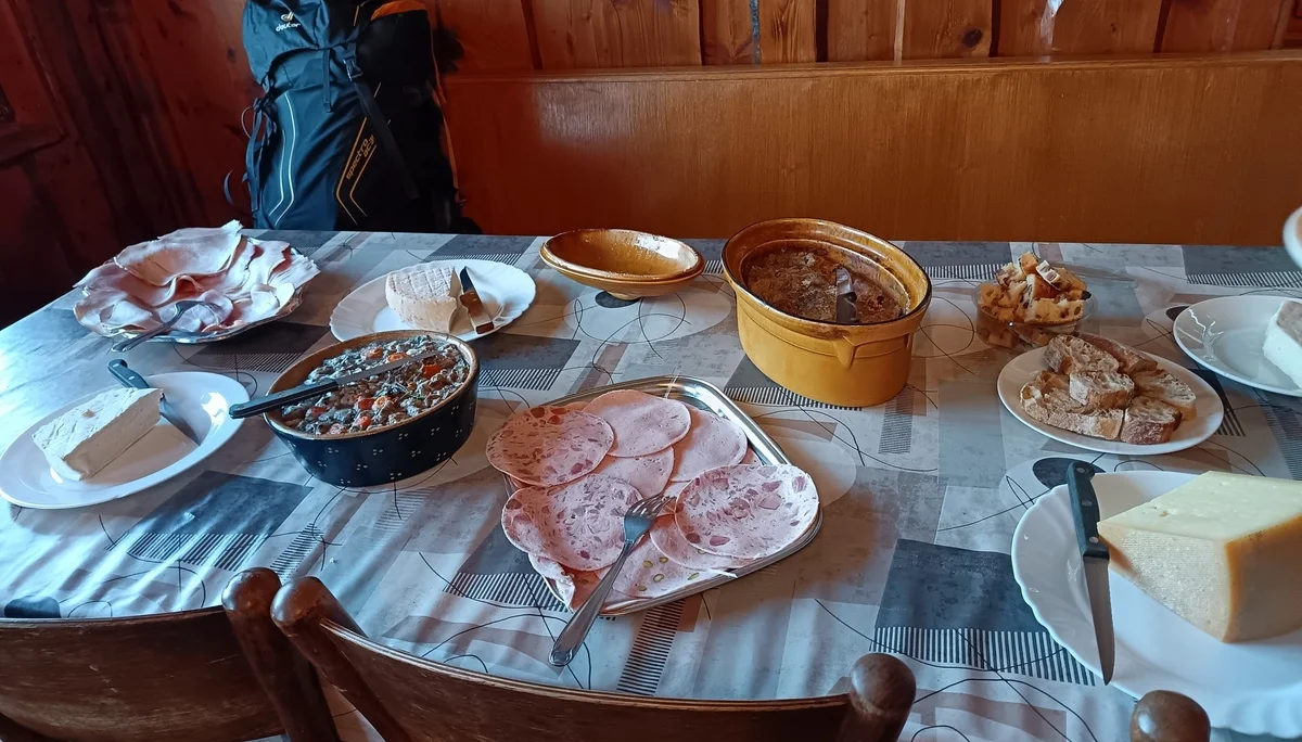 Abendbrotstisch mit Aufschnitt und Brot | © DAV Karlsruhe