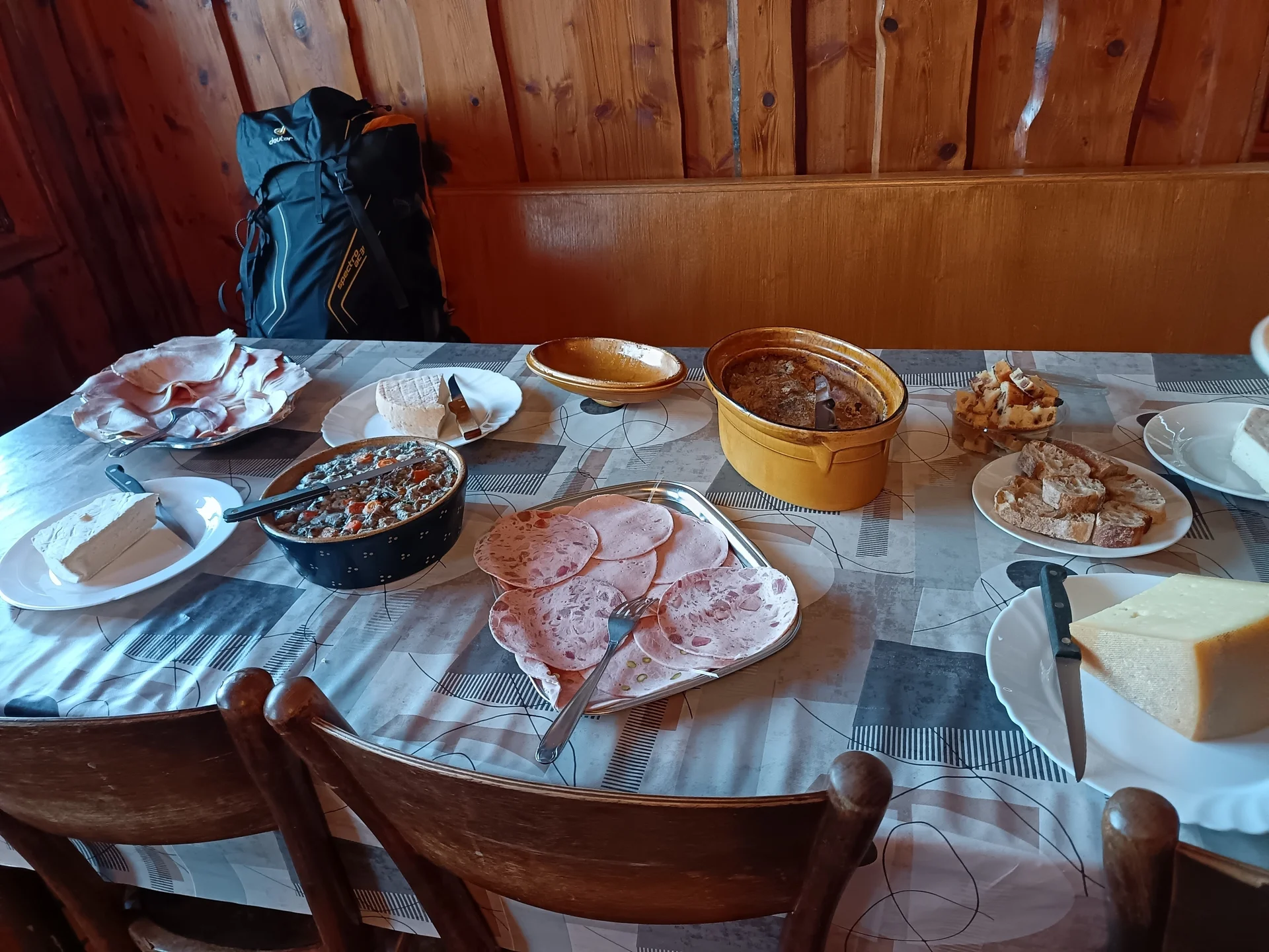 Abendbrotstisch mit Aufschnitt und Brot | © DAV Karlsruhe