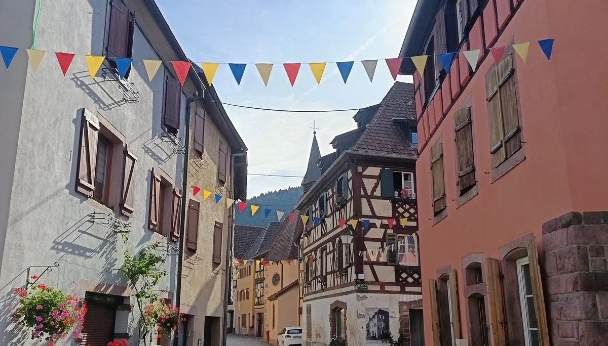 Häusergasse mit bunter Wimpelkette zwischen den Häusern gespannt | © DAV Karlsruhe