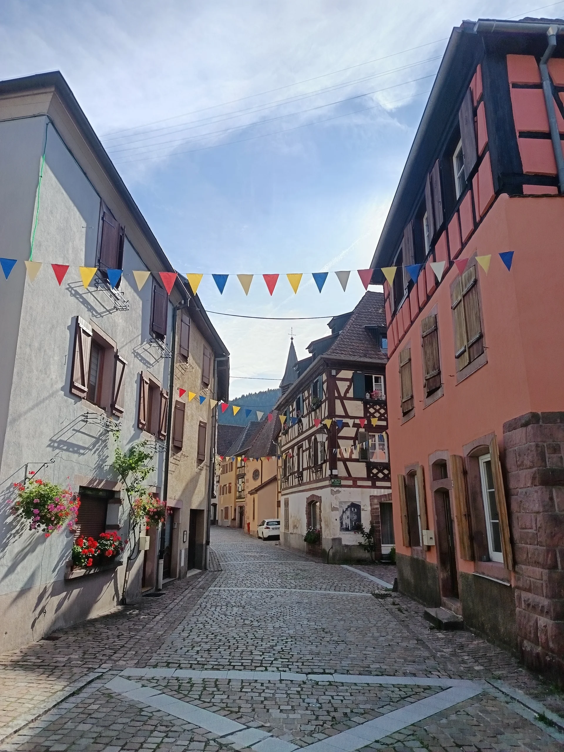 Häusergasse mit bunter Wimpelkette zwischen den Häusern gespannt | © DAV Karlsruhe