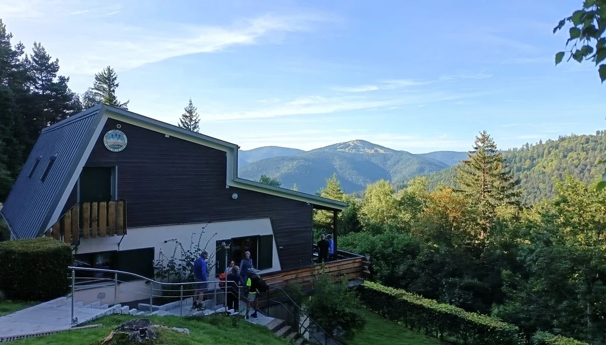 Naturfreundehaus in der bewaldeten Natur | © DAV Karlsruhe
