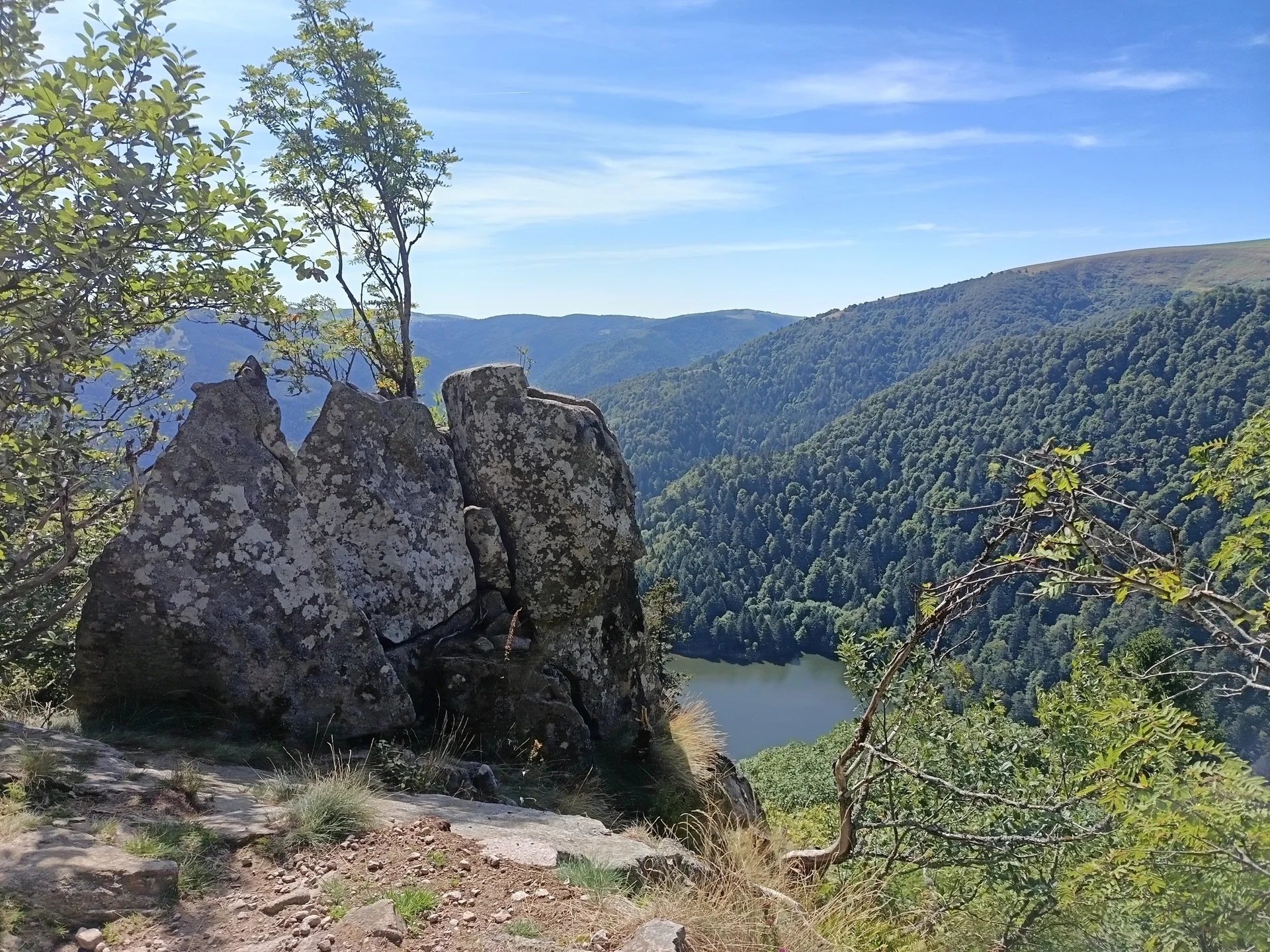 Felsiger Stein im Vordergrund, Blick auf Fluss und bewaldete Hügel im Hintergrund | © DAV Karlsruhe