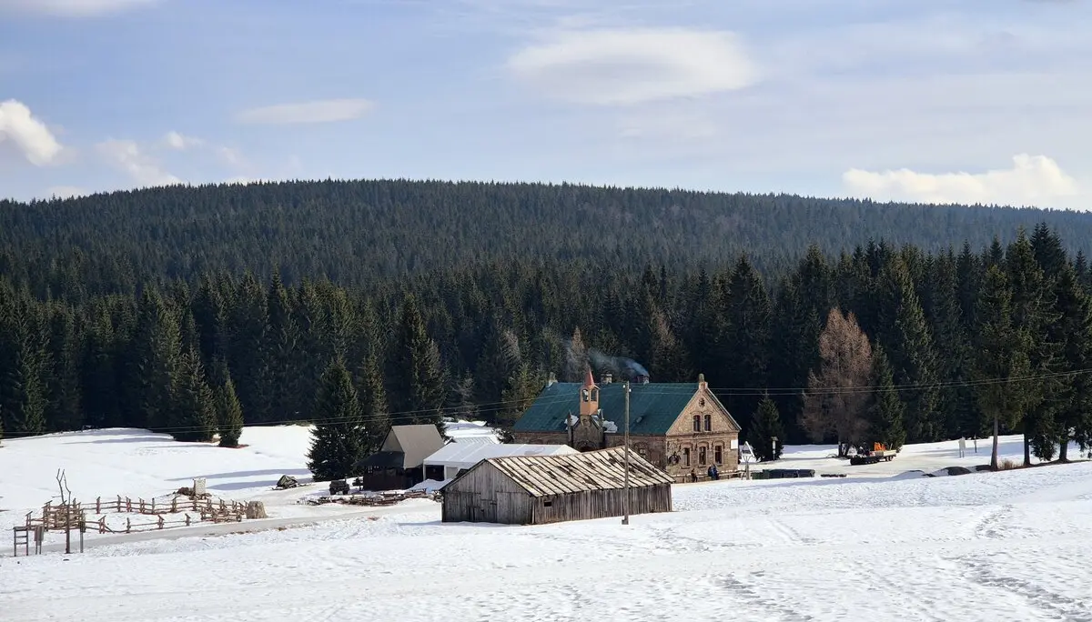Haus und Wald im Schnee | © DAV Karlsruhe / Maurus Bauer