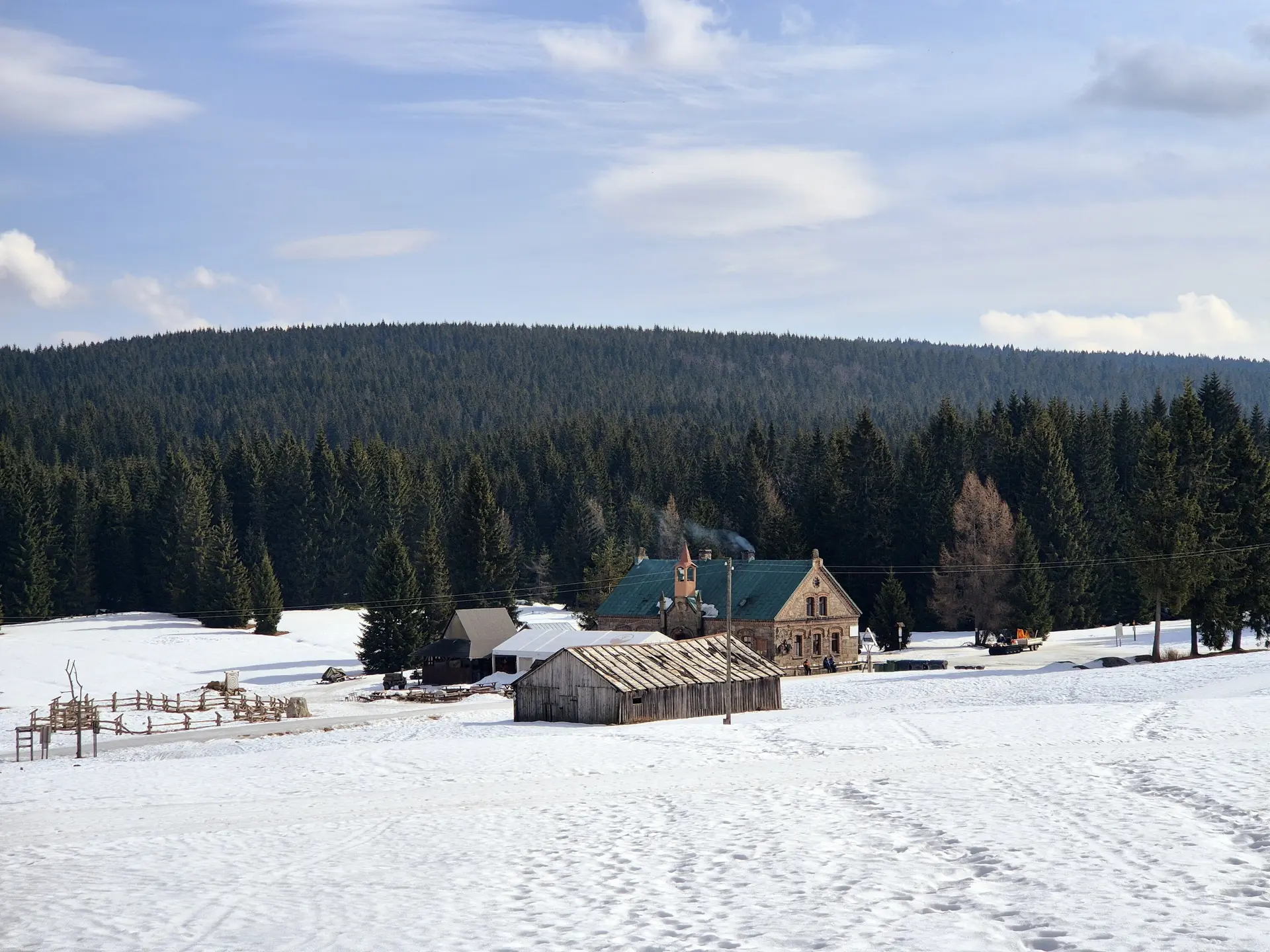 Haus und Wald im Schnee | © DAV Karlsruhe / Maurus Bauer