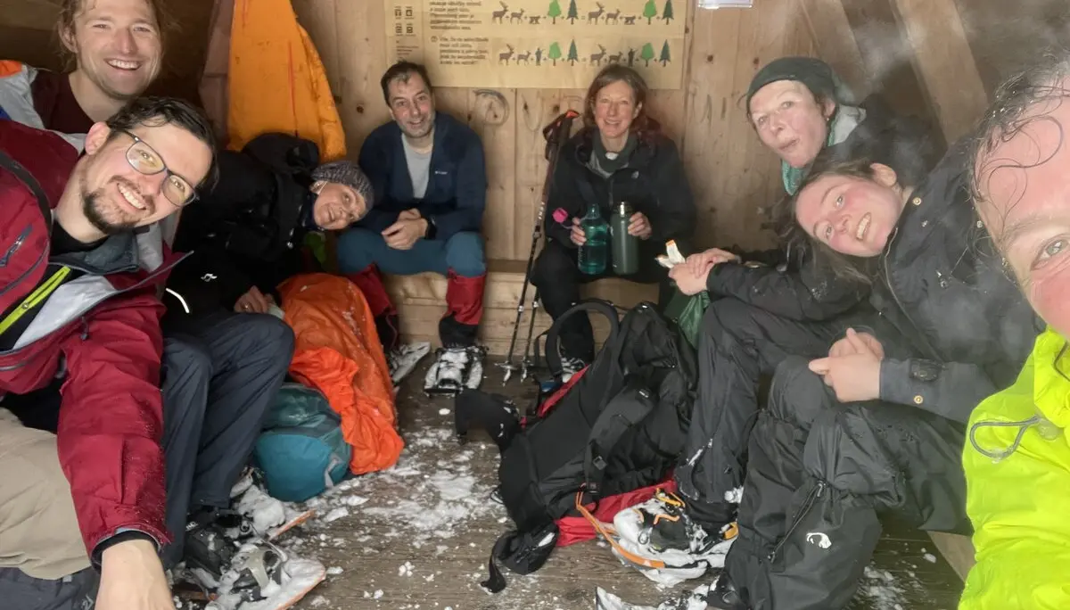 Gruppenfoto im Shelter | © DAV Karlsruhe / Maurus Bauer