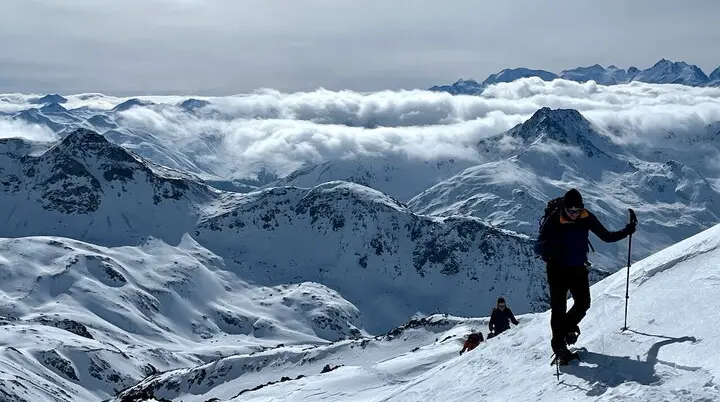 Schneehschuhwanderer am Berg | © DAV Karlsruhe
