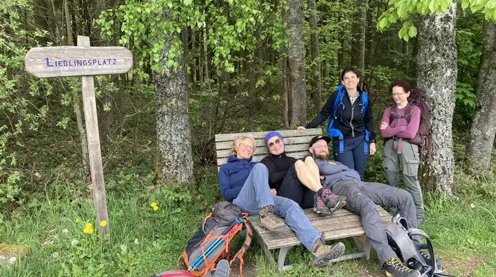 Gruppenfoto an einer Bank | © DAV Karlsruhe