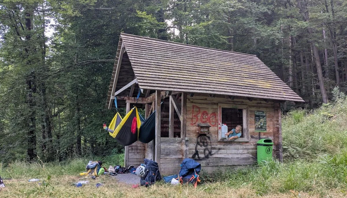 Hütte mit Hängematten | © DAV Karlsruhe