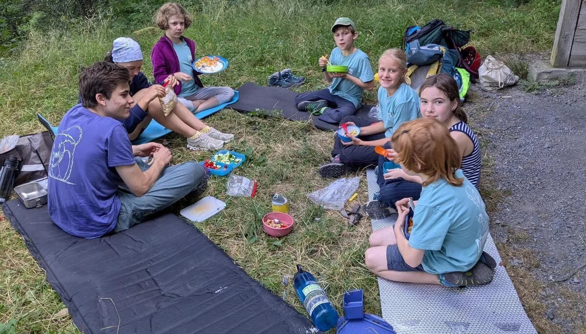 Menschen sitzen im Kreis und Picknicken | © DAV Karlsruhe