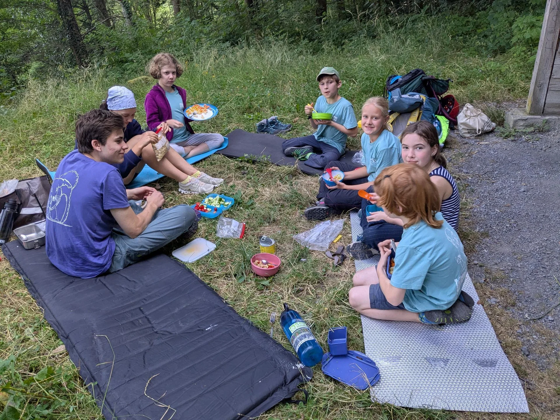 Menschen sitzen im Kreis und Picknicken | © DAV Karlsruhe