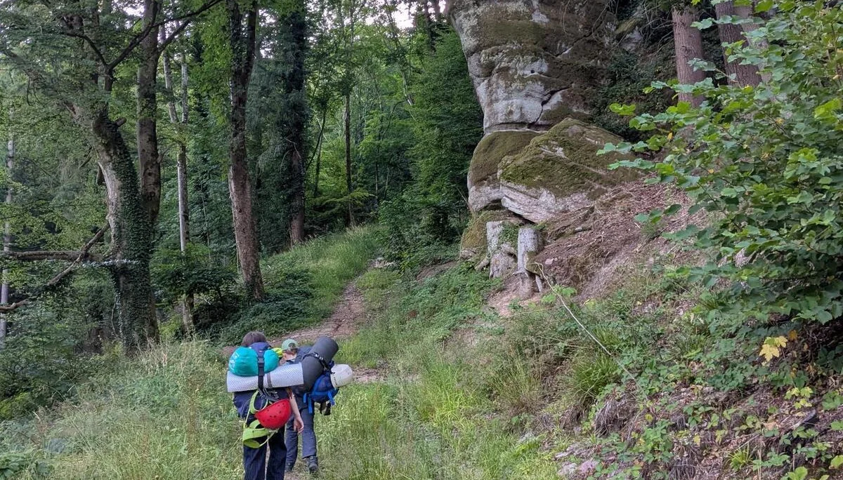 Schmaler Wanderweg mit zwei Wanderern mit Gepäck | © DAV Karlsruhe