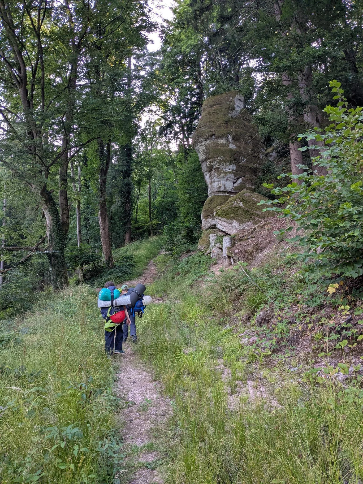 Schmaler Wanderweg mit zwei Wanderern mit Gepäck | © DAV Karlsruhe