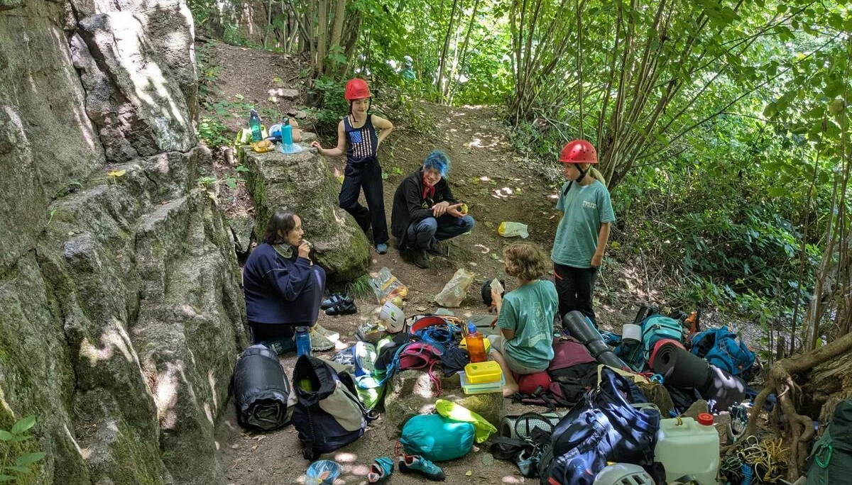 Kleines Lager mit Taschen am Fels, picknickende Menschen | © DAV Karlsruhe
