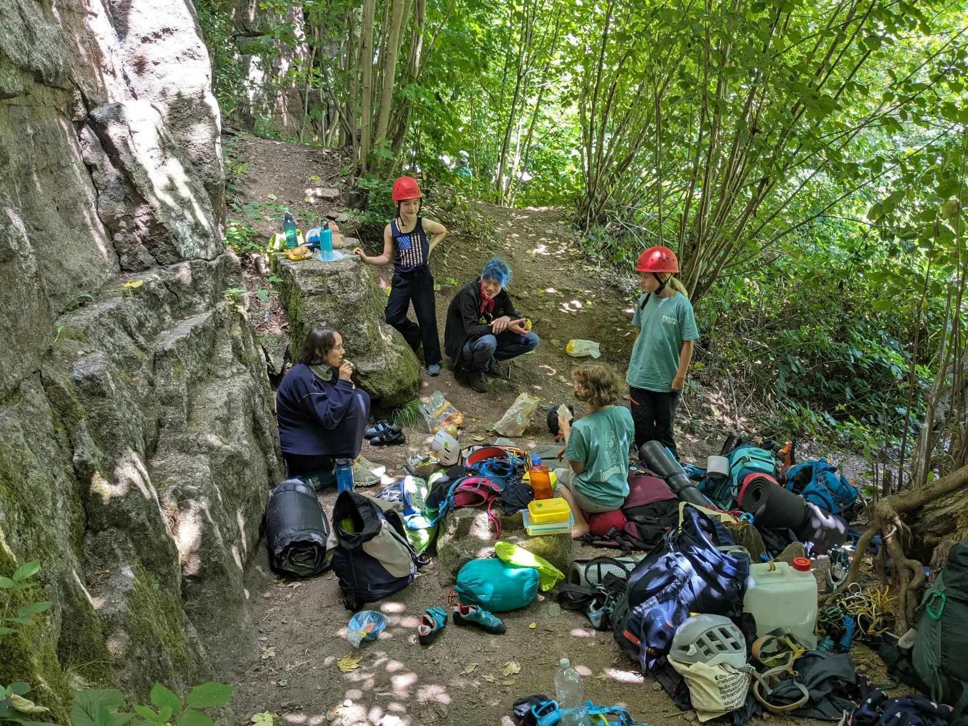 Kleines Lager mit Taschen am Fels, picknickende Menschen | © DAV Karlsruhe