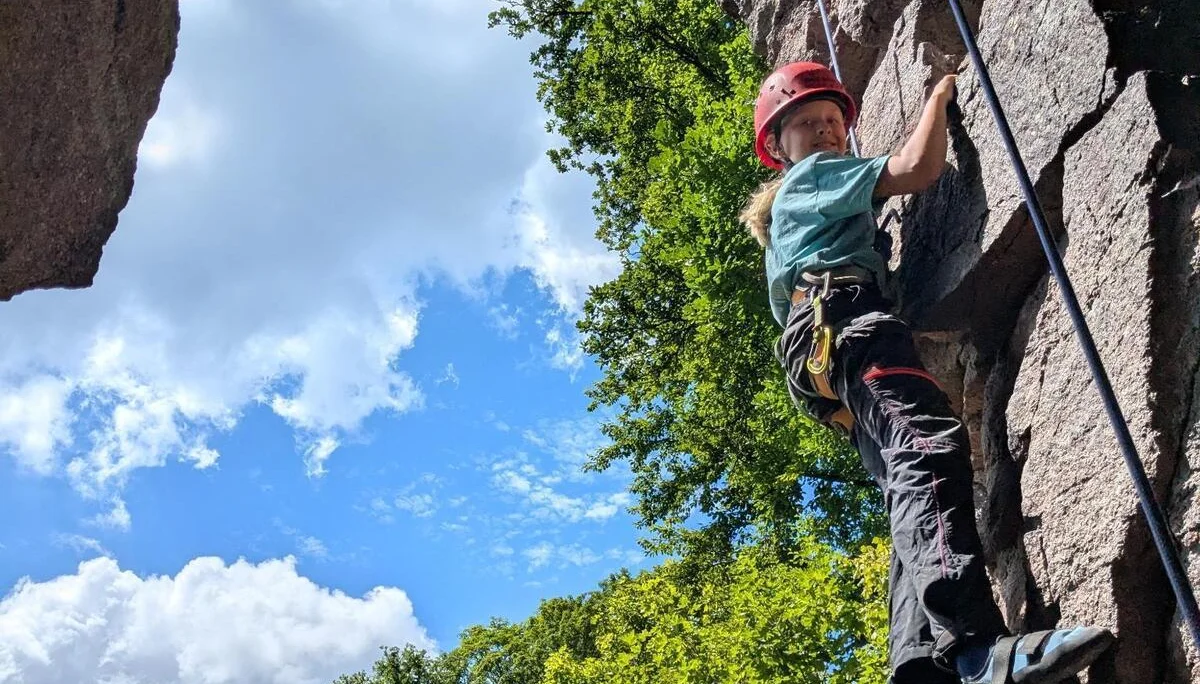 Kind klettert | © DAV Karlsruhe