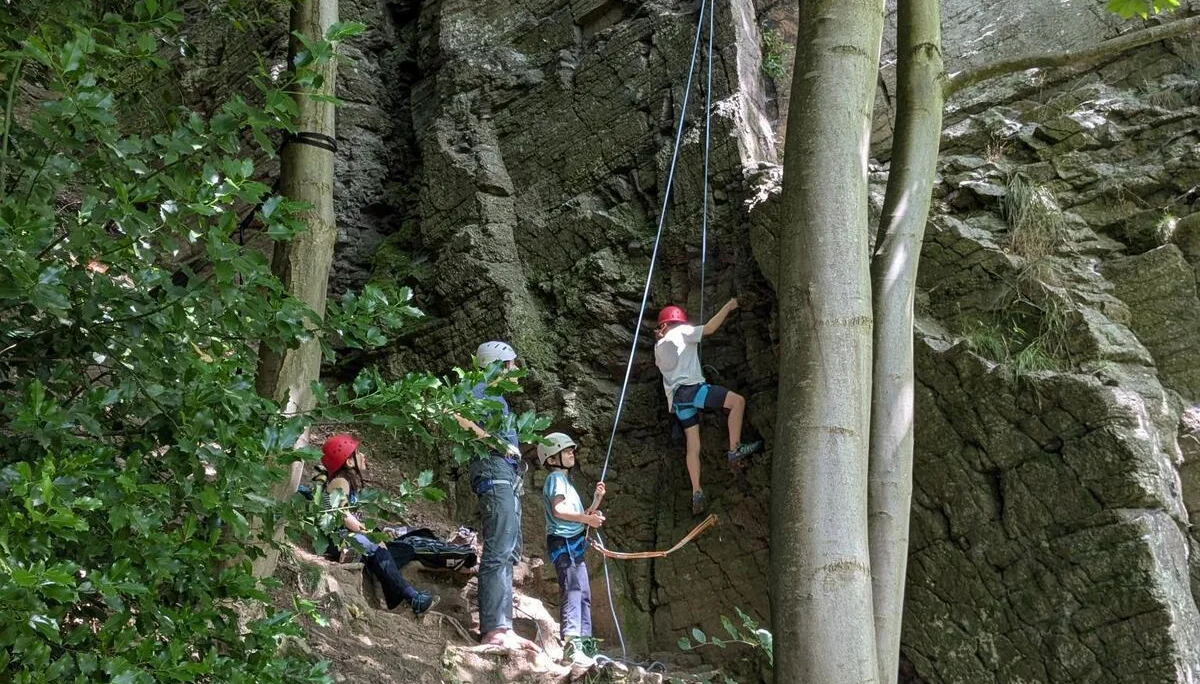 Kletternde Kinder am Fels im Wald | © DAV Karlsruhe