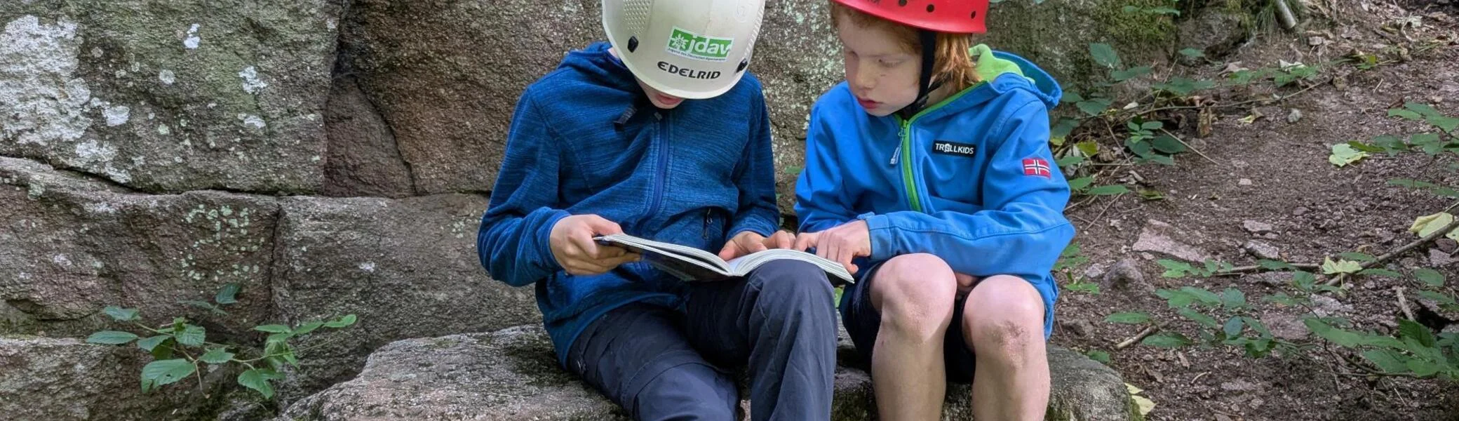 zwei Kinder lesen im Topo | © DAV Karlsruhe
