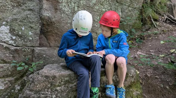 zwei Kinder lesen im Topo | © DAV Karlsruhe