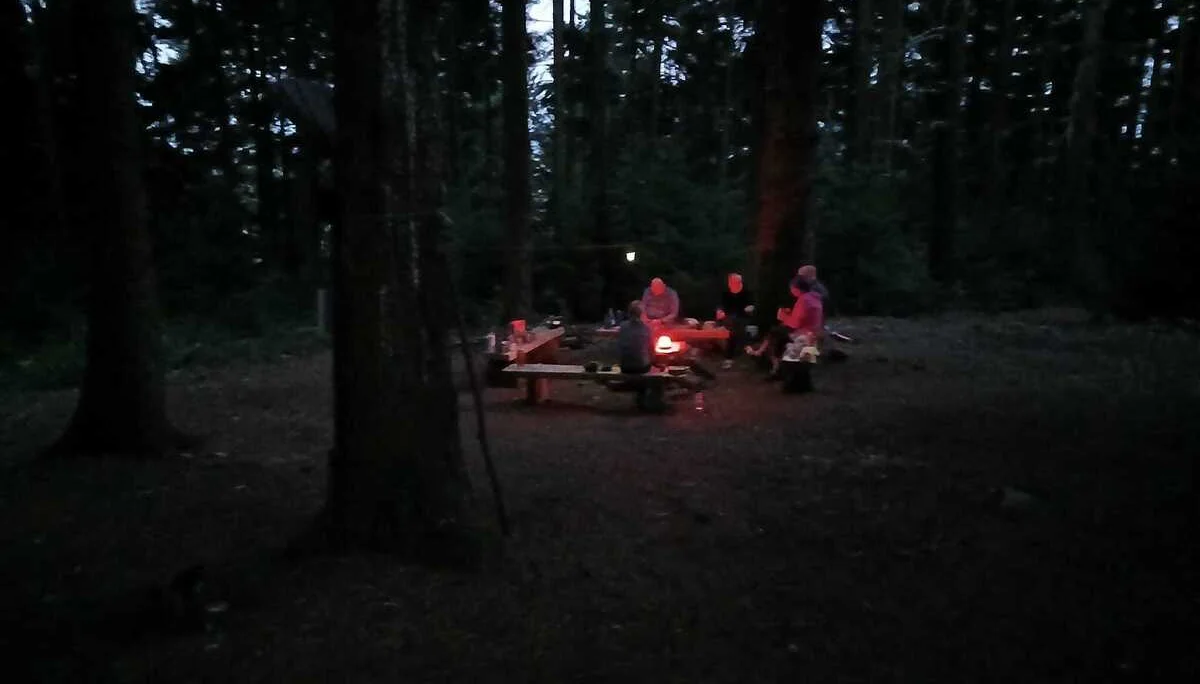 Gruppe im rote Campingleuchte herum | © DAV Karlsruhe