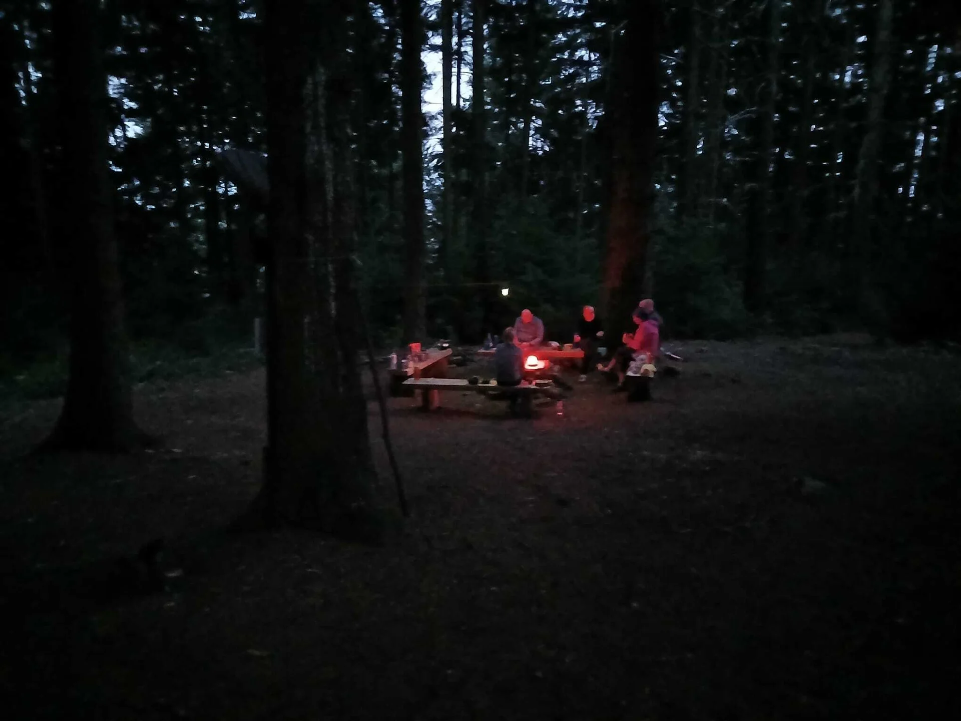 Gruppe im rote Campingleuchte herum | © DAV Karlsruhe