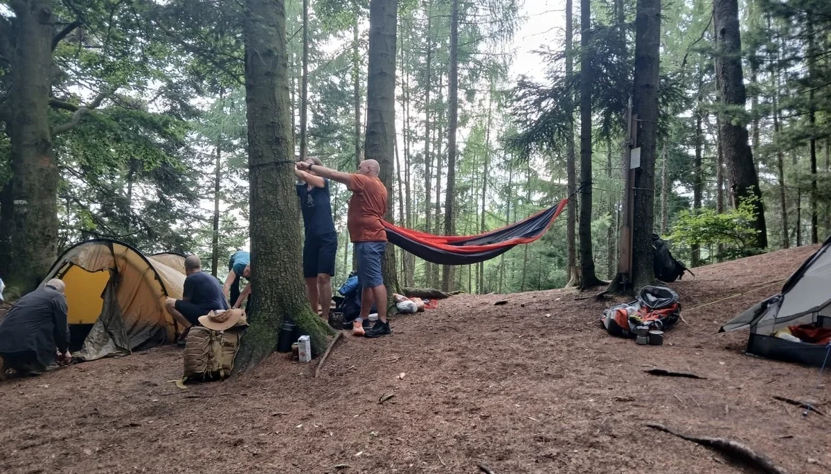 Mehrere Menschen bauen Zelte und Hängematten auf | © DAV Karlsruhe