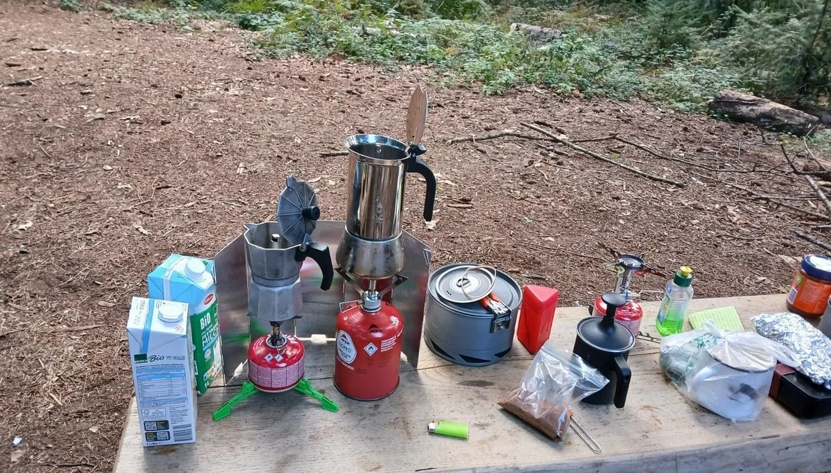 Kaffeebar mit mehreren Gaskochern, Bialettis und (Hafer-)Milchflaschen | © DAV Karlsruhe