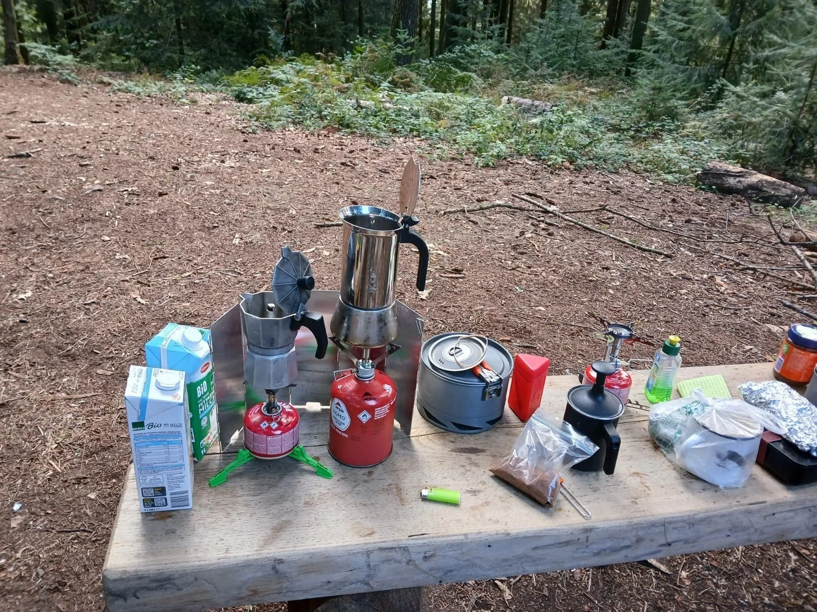 Kaffeebar mit mehreren Gaskochern, Bialettis und (Hafer-)Milchflaschen | © DAV Karlsruhe
