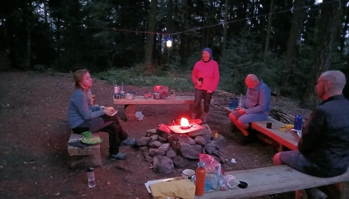 Runde sitzt um Campinglicht herum | © DAV Karlsruhe