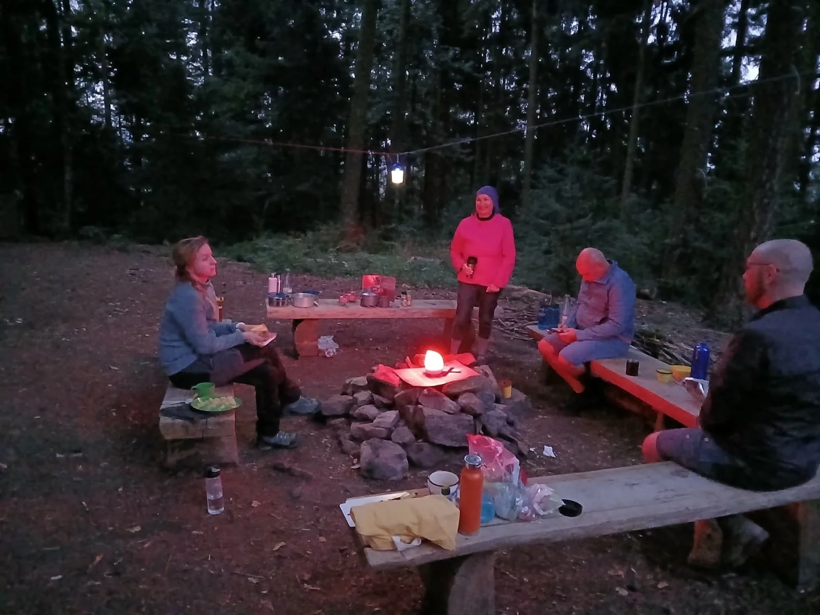 Runde sitzt um Campinglicht herum | © DAV Karlsruhe