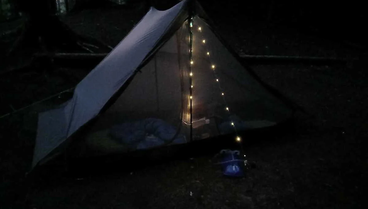 Tourenleiterzelt mit Lichterkette | © DAV Karlsruhe