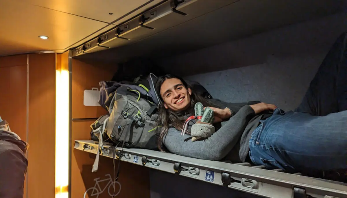 Elias und Kunibert liegen im Zug | © DAV Karlsruhe