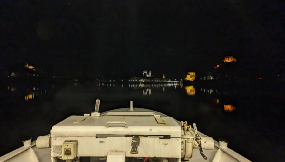 Ausblick vom Schiff bei Nacht über die Donau, nur Lichter in der Ferne erkennbar | © DAV Karlsruhe
