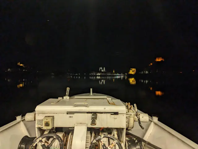 Ausblick vom Schiff bei Nacht über die Donau, nur Lichter in der Ferne erkennbar | © DAV Karlsruhe
