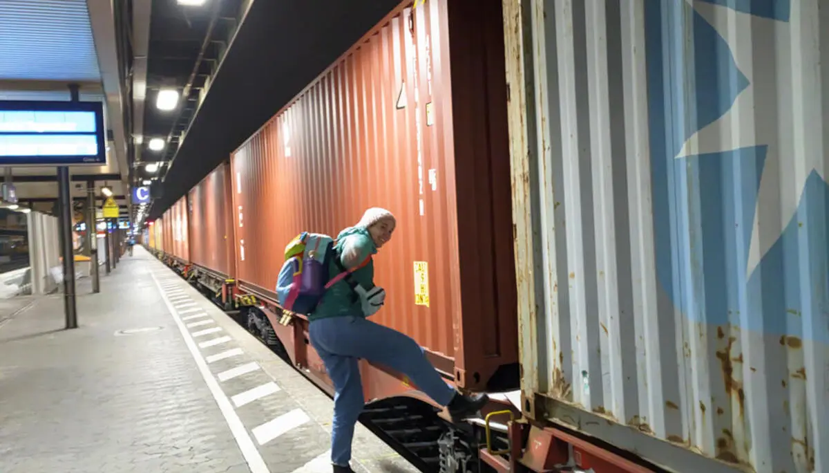 Tamara deutet an, auf einen stehenden Güterzug zu steigen | © DAV Karlsruhe